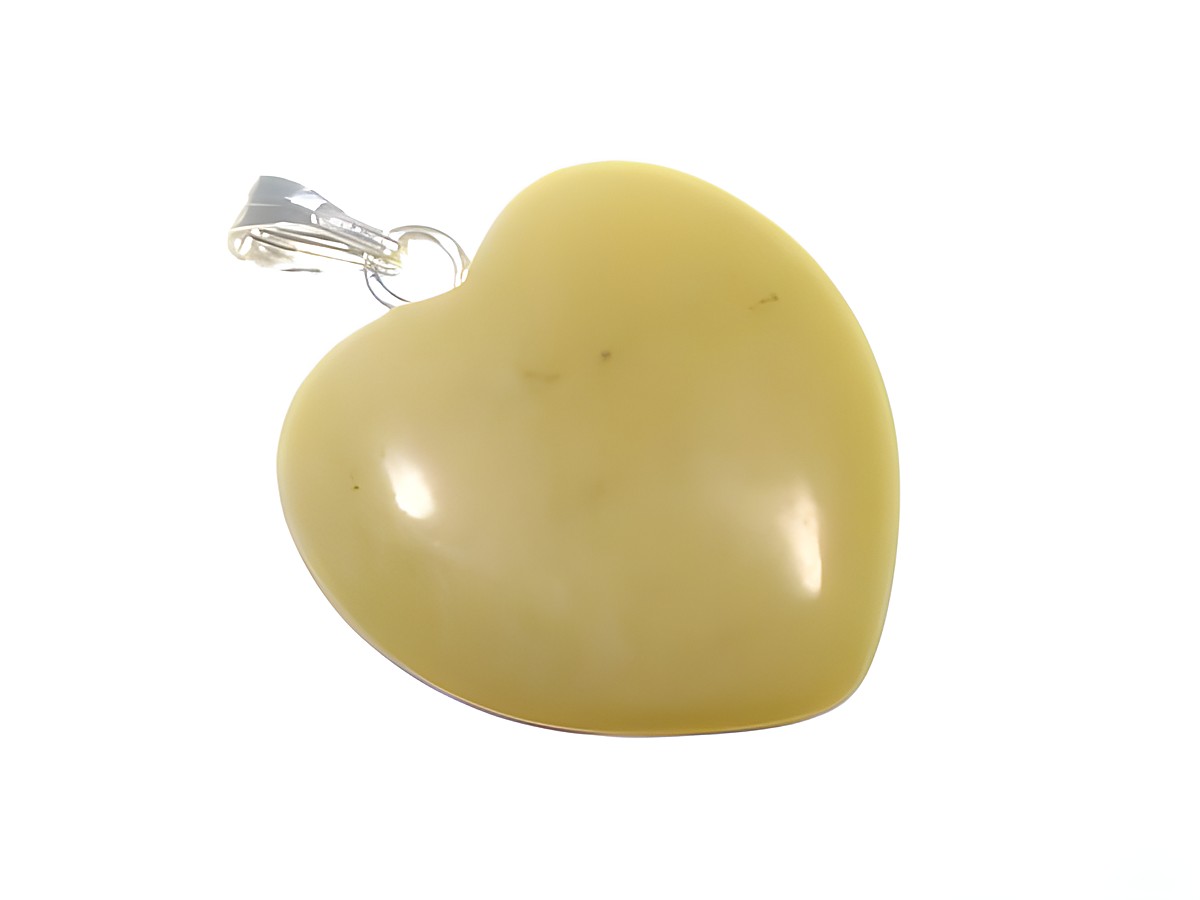 Ein herzförmiger Anhänger aus Jade in sanften Gelbtönen, geeignet als Kinderschmuck, hergestellt von Juwelier Harnisch mit Edelsteinen. Ideal für besondere Anlässe.