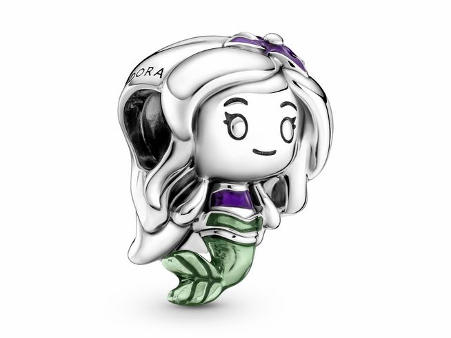 Charm von Pandora in Form einer Meerjungfrau mit lächelndem Gesicht, bunten Emaille-Details in lila und grün, perfekt für Disney-Fans und Sammler von Charms.