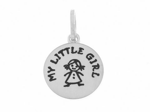 Silberner Anhänger mit einer eingravierten Zeichnung eines Mädchens und dem Schriftzug My little Girl, hergestellt von Juwelier Harnisch, als Glücksbringer.