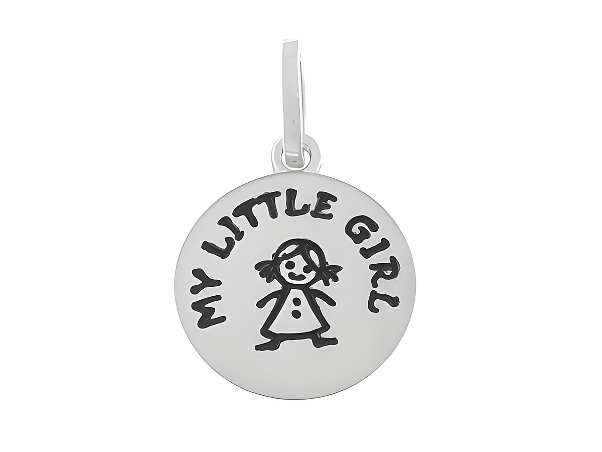 Silberner Anhänger mit einer eingravierten Zeichnung eines Mädchens und dem Schriftzug My little Girl, hergestellt von Juwelier Harnisch, als Glücksbringer.