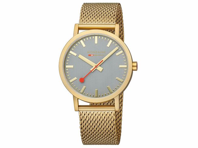 Mondaine Classic Uhr A660.30360.80SBM mit 40 mm Gehäuse, IP Gelbgoldvergoldung, grauem Ziffernblatt und rotem Sekundenzeiger, ausgestattet mit einem goldenen Mesh-Armband.