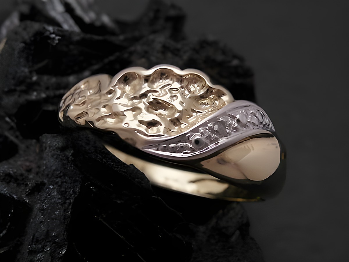 Gold Ring kunstvoll Gold 585 bicolor mit Diamant Goldring Gr. 57 Hersteller Juwelier Harnisch bis Gr. 58 18,5. Der Ring zeigt eine elegante, strukturierte Oberfläche und glitzernde Akzente.