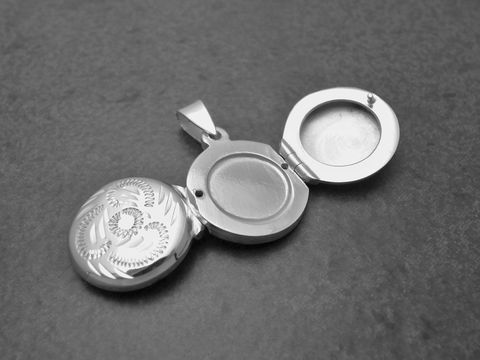 Sterling Silber Medaillon mit rundem Muster, offenbart zwei Innenflächen zur personalisierten Gestaltung, von Juwelier Harnisch, modern und elegant im Design.