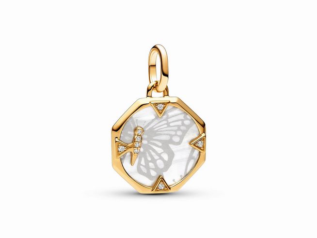 Perlmuttfarbener Schmetterling Medaillon-Charm von Pandora in Gelbgold vergoldet mit klaren Steinmix, elegant und filigran gearbeitet, ideal für persönliche Schmuckkollektionen.