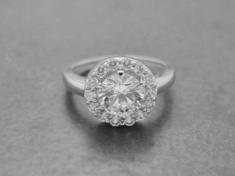 Ring mit rundem Zirkonia in der Mitte, umgeben von einem Kreis von weiteren Zirkonia-Steinen, aus rhodiniertem Sterling Silber, Größe 58, Hersteller Juwelier Harnisch.
