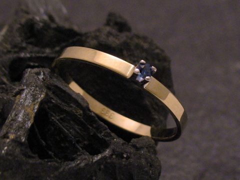 Goldring zart Gold 333 mit synthetischem Safir in Größe 56, Hersteller Juwelier Harnisch, bis Größe 56/18, elegant und zeitlos in einem ansprechenden Design.
