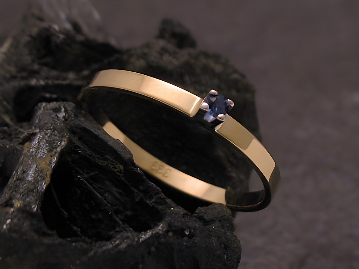 Goldring zart Gold 333 mit synthetischem Safir in Größe 56, Hersteller Juwelier Harnisch, bis Größe 56/18, elegant und zeitlos in einem ansprechenden Design.