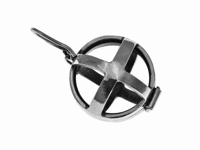 Offene Sterling Silber Kugel Medaillon als Glücksbringer, gefertigt vom Juwelier Harnisch, zeigt ein filigranes Design mit Kreuz und geschlossener Halterung. Ideal als edles Schmuckstück.
