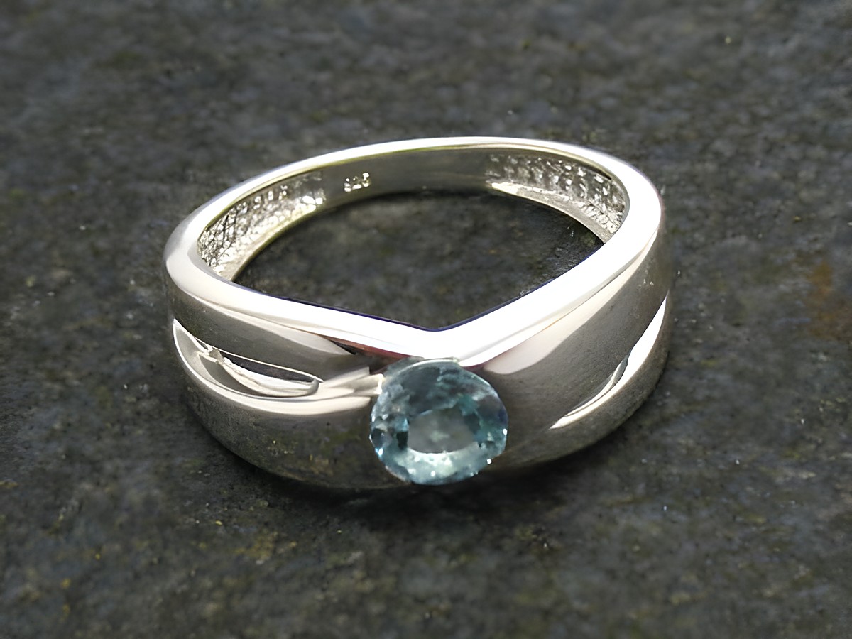 Eleganter Ring aus 925 Sterling Silber in Größe 48 mit einem Zirkonia, Hersteller Juwelier Harnisch, besonderes Design mit geschwungenen Elementen und funkelndem Stein.