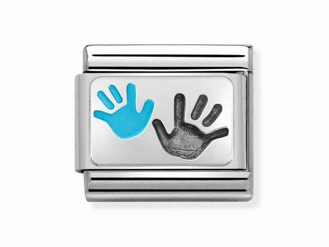 Hände von Eltern und Sohn in Silber mit einer blauen und einer schwarzen Handabdruck-Emaille auf einer klassischen Nomination Classic Sterling Silver oxid.