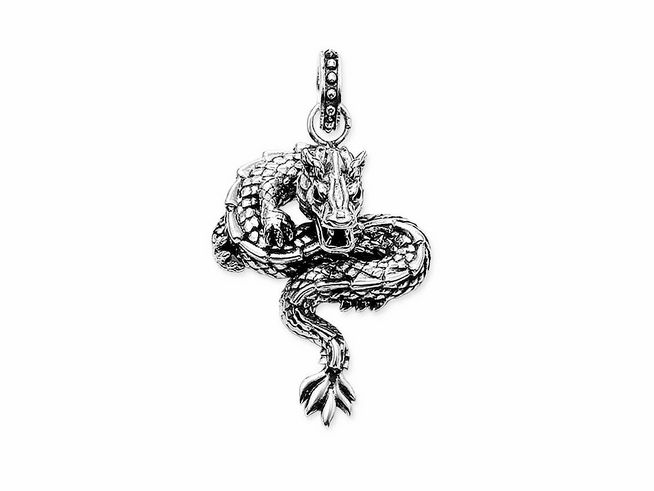 Thomas Sabo Anhänger PE485-007-12 aus Silber mit Kaltemail, in Form eines detaillierten, geschlungenen Drachen mit glänzenden Akzenten. Ideal für Ketten oder Armbänder.