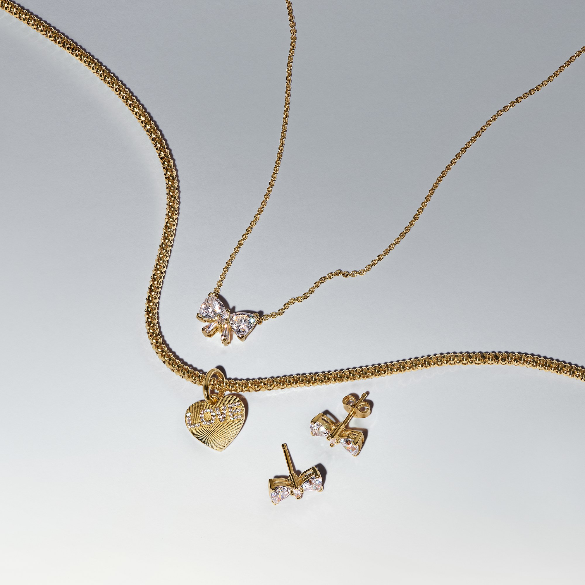 Pandora Schleife - Gelbgold verg. Ohrstecker mit klarem Zirkonia – Ansicht 3