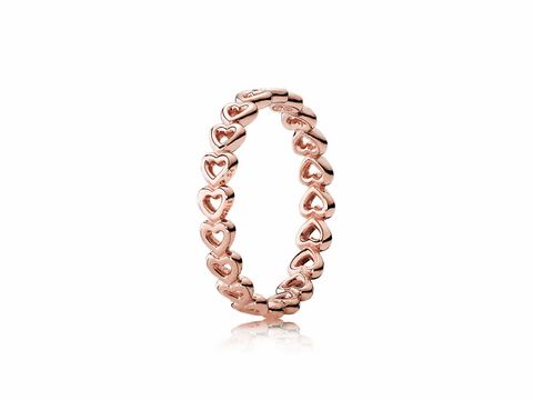 Ring von Pandora mit gereihten Herzen aus PANDORA Rose in Größe 48. Elegantes und romantisches Design, ideal als Geschenk oder für den eigenen Schmuckstil.