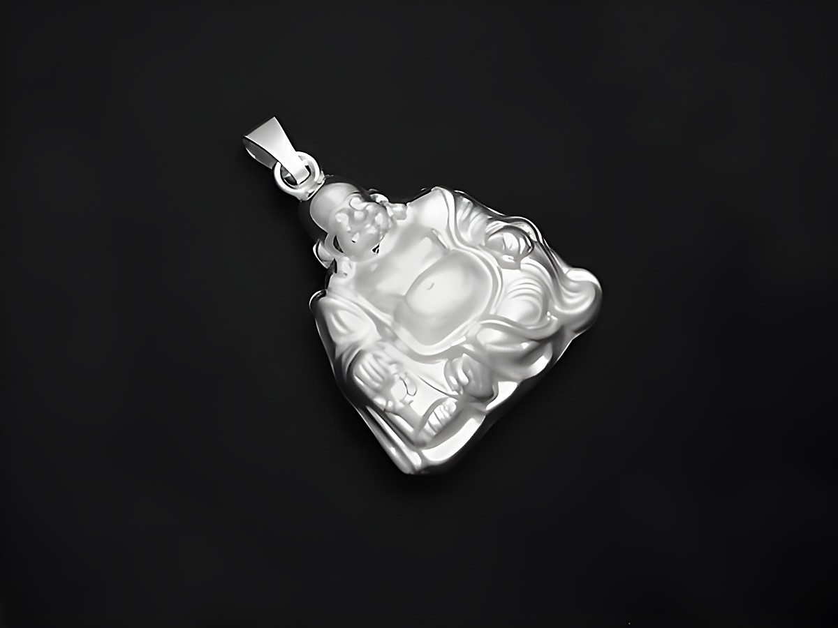 Anhänger Buddha aus Sterling Silber, glücklich lächelnd im traditionellen Sitz, symbolisiert Glück und Wohlstand, Hersteller Juwelier Harnisch, ideal als religiöser Glücksbringer.