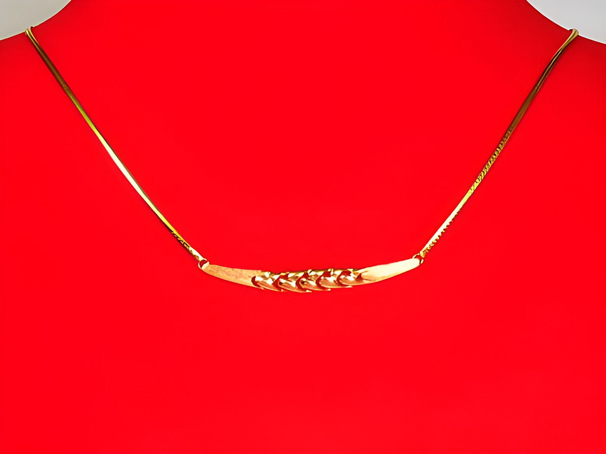 Gold Kette Gold 750 mit filigranem Mittelteil in 43 cm Länge, hergestellt von Juwelier Harnisch, elegantes Collier mit ansprechendem Design.