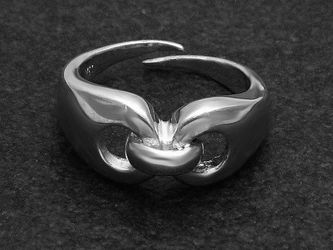 Silberring ATTRAKTIV Gr. weit verstellbar, Hersteller: Juwelier Harnisch, ohne Stein, mit geschwungenem Design und polierter Oberfläche, auf schwarzem Hintergrund.