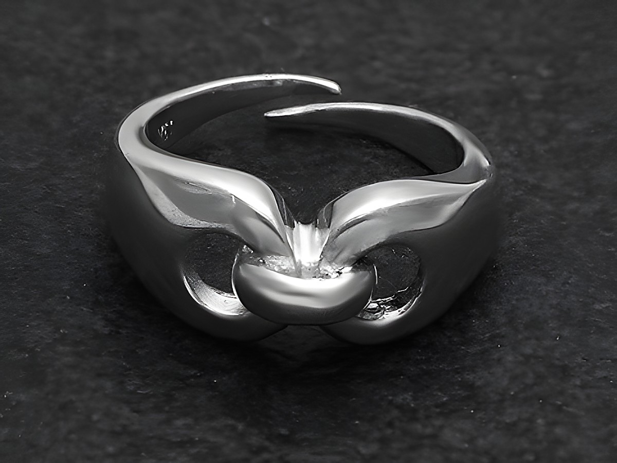 Silberring ATTRAKTIV Gr. weit verstellbar, Hersteller: Juwelier Harnisch, ohne Stein, mit geschwungenem Design und polierter Oberfläche, auf schwarzem Hintergrund.