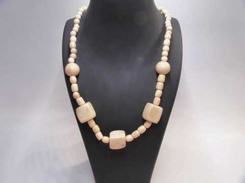 Holzkette aus naturbraunem Holz, 18 mm dick, 60 cm lang, mit unterschiedlichen Holzperlen und quadratischen Elementen, hergestellt von Juwelier Harnisch.