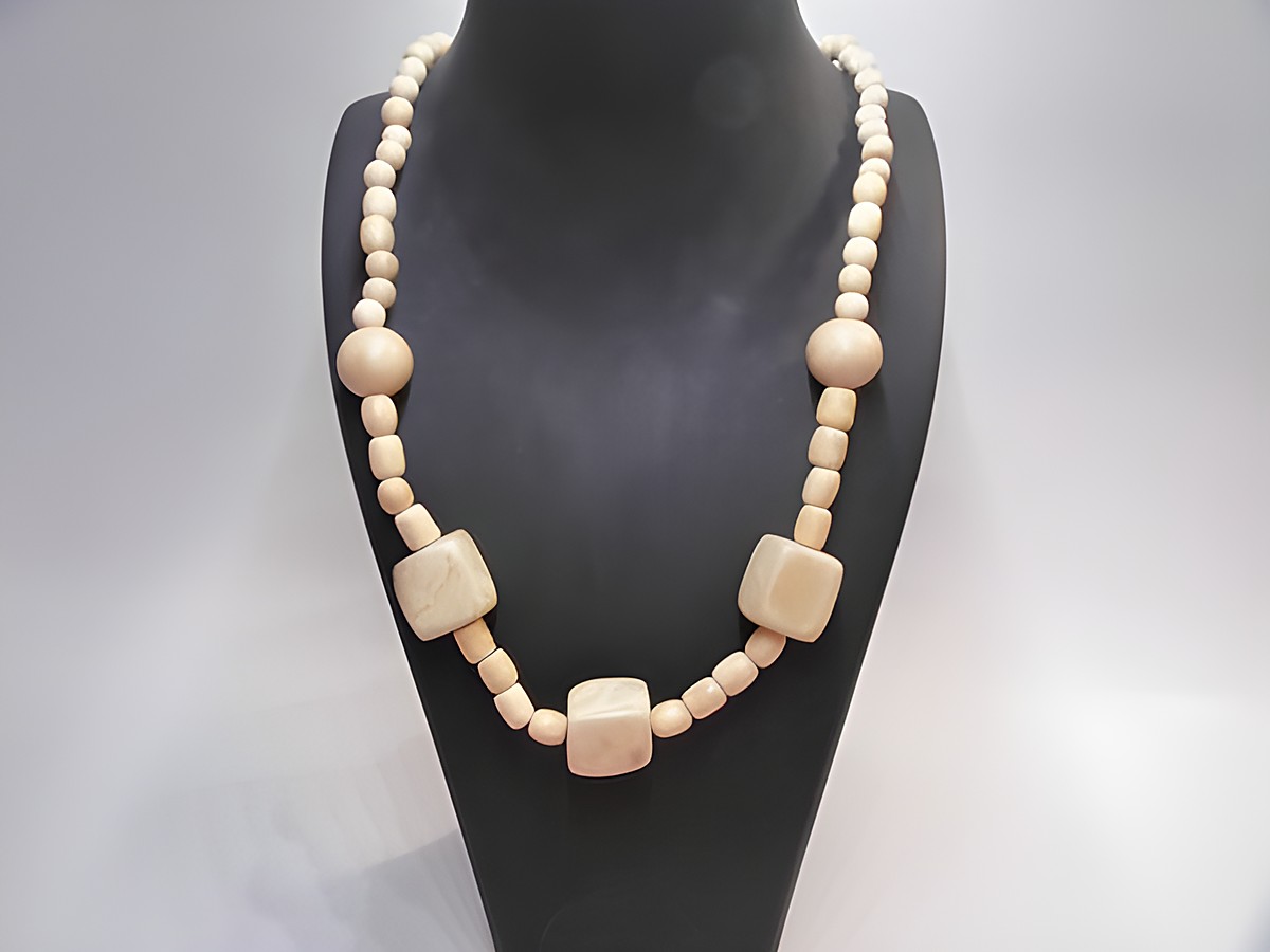 Holzkette aus naturbraunem Holz, 18 mm dick, 60 cm lang, mit unterschiedlichen Holzperlen und quadratischen Elementen, hergestellt von Juwelier Harnisch.