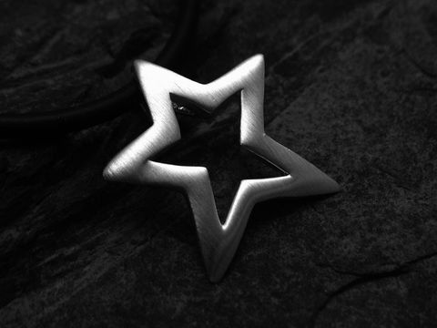 Stern Anhänger 20 mm aus mattiertem Sterling Silber, gefertigt von Juwelier Harnisch, mit einem eleganten und schlichten Design, ideal für eine stilvolle Halskette.