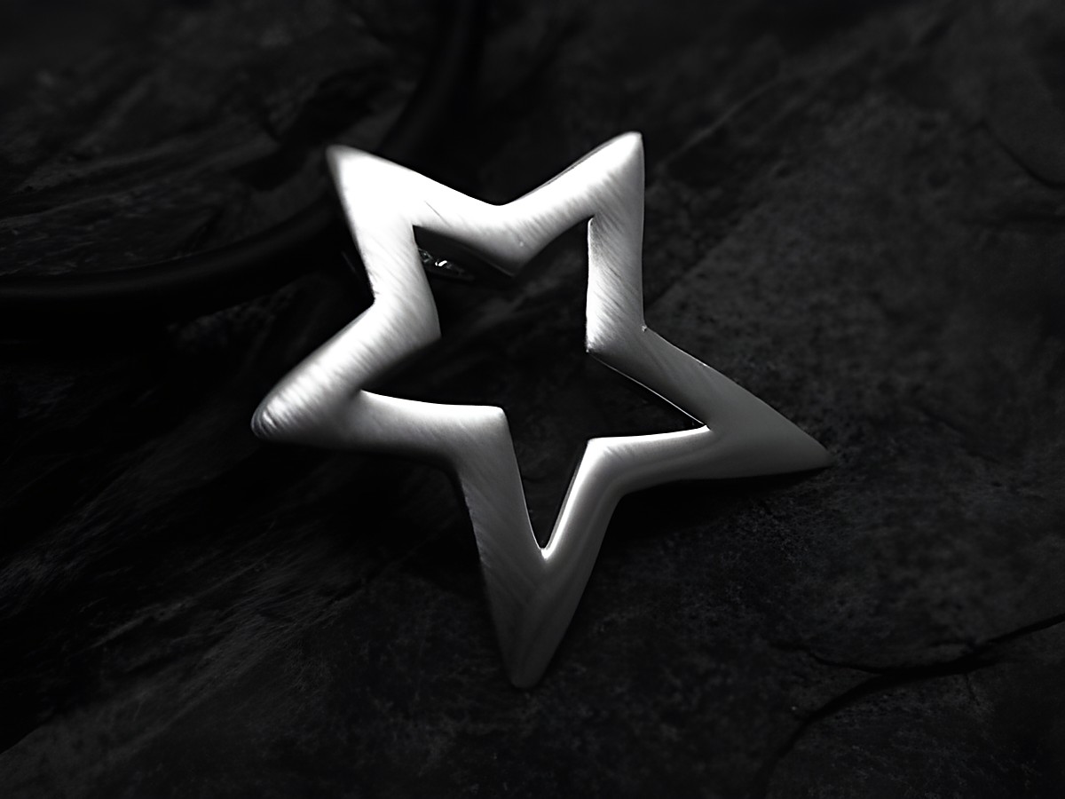 Stern Anhänger 20 mm aus mattiertem Sterling Silber, gefertigt von Juwelier Harnisch, mit einem eleganten und schlichten Design, ideal für eine stilvolle Halskette.