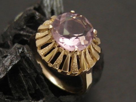 Goldring mit königlichem Design aus Gold 333, besetzt mit einem Amethyst, Größe 53, Hersteller Juwelier Harnisch, geeignet bis Größe 54/17,5.