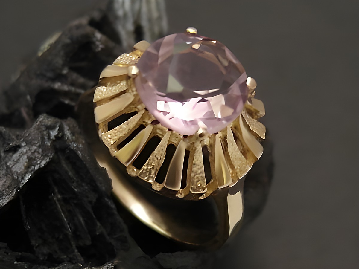 Goldring mit königlichem Design aus Gold 333, besetzt mit einem Amethyst, Größe 53, Hersteller Juwelier Harnisch, geeignet bis Größe 54/17,5.