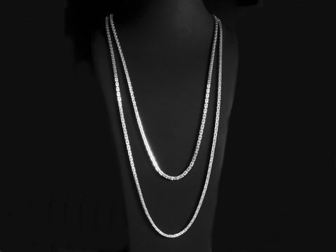 Lange Kette XXL versilbert im Zweireihigen Boston Kettendesign, 3 x 3 mm, 90 cm, Hersteller Juwelier Harnisch, aus versilbertem Material, elegant auf einem schwarzen Hintergrund präsentiert.