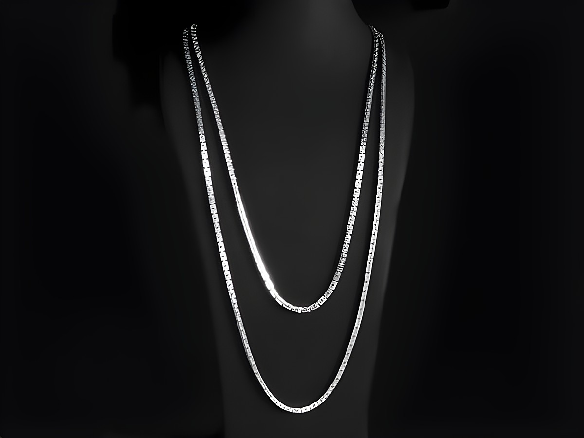 Lange Kette XXL versilbert im Zweireihigen Boston Kettendesign, 3 x 3 mm, 90 cm, Hersteller Juwelier Harnisch, aus versilbertem Material, elegant auf einem schwarzen Hintergrund präsentiert.