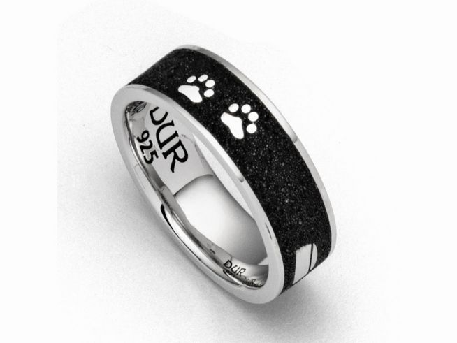 DUR Lavasand Ring Lucky Dog Pfote 2.0 aus Sterling Silber in Größe 52 mit schwarzem Lavasand und zwei Pfoten-Abdrücken auf der Oberfläche, elegant und modern gestaltet.