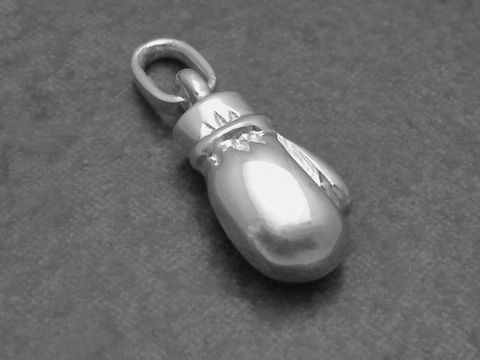 Ein sportlicher Anhänger in Form eines Boxhandschuhs aus Sterling Silber, hergestellt von Juwelier Harnisch, ideal für Sportfans und als Schmuckstück für jeden Anlass.