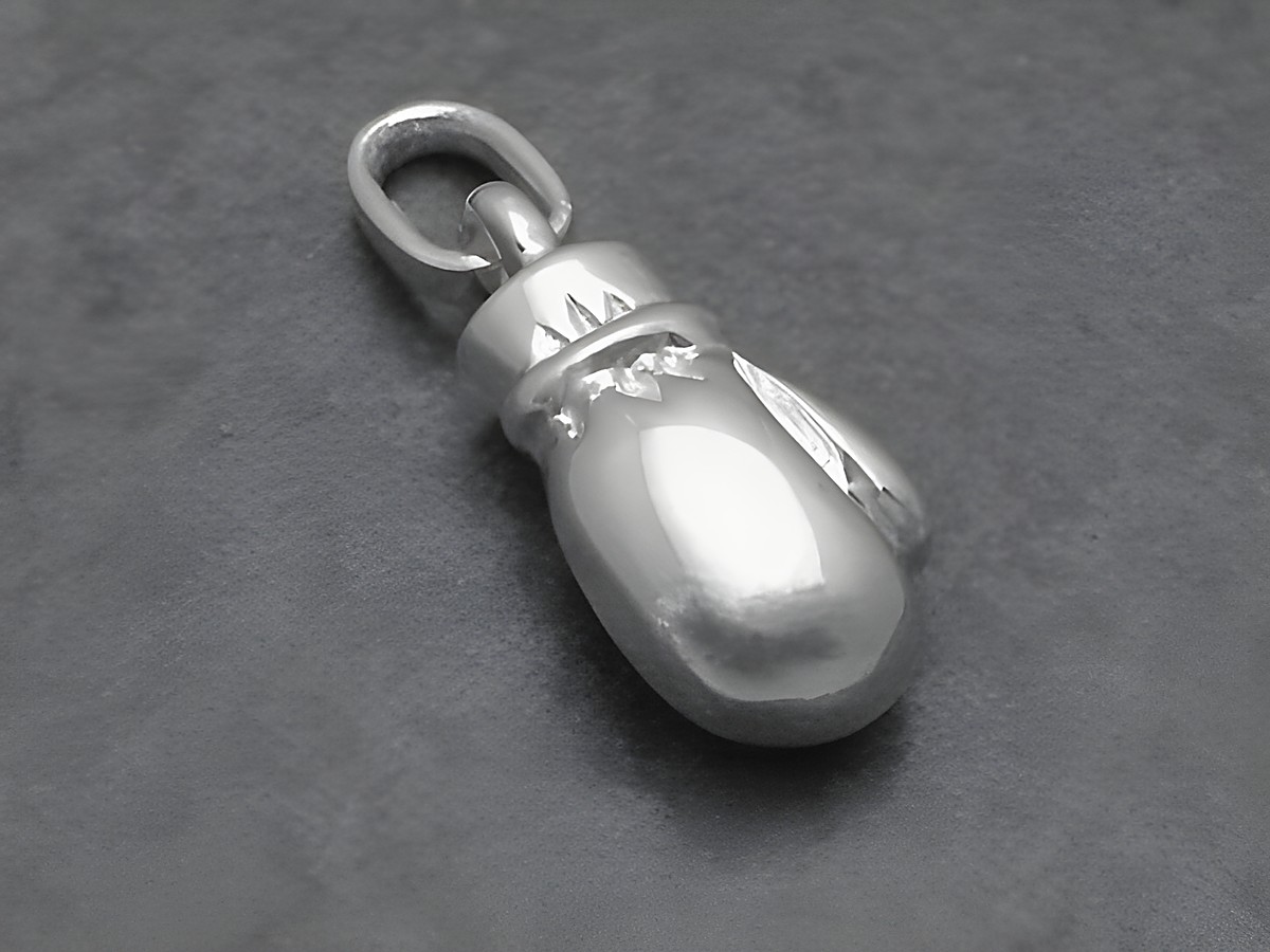 Ein sportlicher Anhänger in Form eines Boxhandschuhs aus Sterling Silber, hergestellt von Juwelier Harnisch, ideal für Sportfans und als Schmuckstück für jeden Anlass. – Ansicht 2