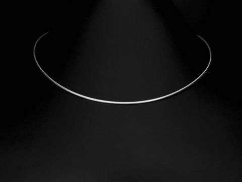 Silber Omega Reifen Tonda aus Sterling Silber, Schlangenkette von Juwelier Harnisch, 42 cm lang und 1,6 mm dick, elegant und zeitlos im Design, ideal für stilvolle Outfits.