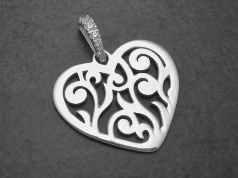 Silber Anhänger Herz der Liebe mit filigranem Design und Zirkonia in weiß, Hersteller Juwelier Harnisch, Perlen & Steine. Ideal als romantisches Geschenk.