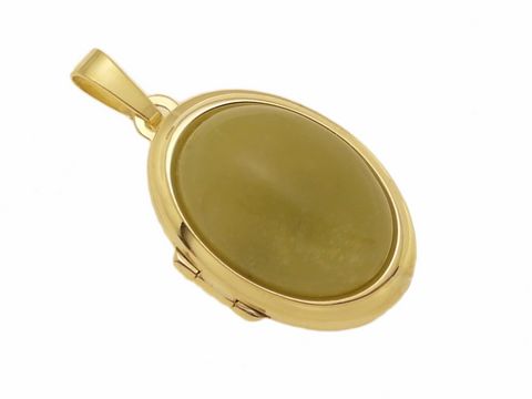 Jade-oliv Cabochon in einem Gold 750 Medaillon, hergestellt von Juwelier Harnisch, elegantes Design mit hochwertiger Verarbeitung, ideal als Schmuckstück oder Geschenk.