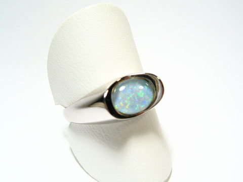 Silber Designer Ring rhodiniert mit buntem Opal-Triplette, verstellbar und hergestellt von Juwelier Harnisch, elegant auf einem farblich neutralen Präsentationsstütze platziert.
