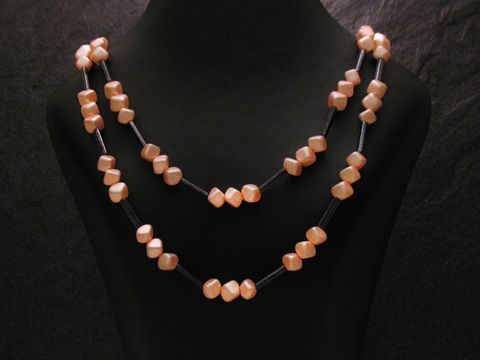 Zweireihige Kette eckige Perlen neu rosa, Hersteller Juwelier Harnisch, stilvolle Perlenkette für elegantes Outfit, perfekt für besonderen Anlässe oder als modisches Accessoire.