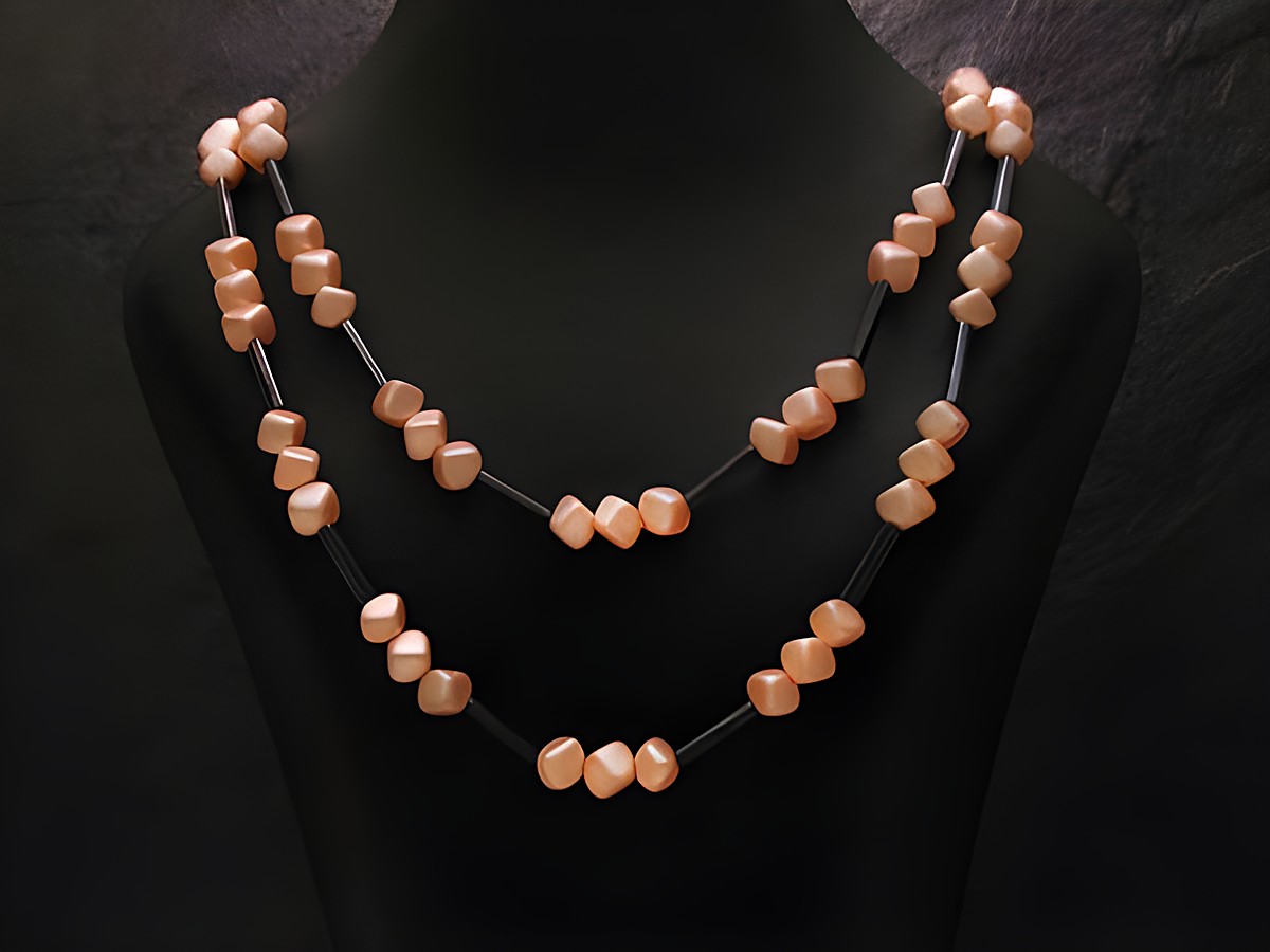 Zweireihige Kette eckige Perlen neu rosa, Hersteller Juwelier Harnisch, stilvolle Perlenkette für elegantes Outfit, perfekt für besonderen Anlässe oder als modisches Accessoire.