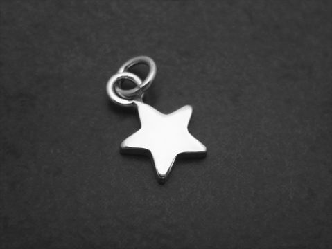 Stern Anhänger STAR aus poliertem Sterling Silber mit einer Größe von 14,7 mm, gefertigt von Juwelier Harnisch, perfekt für Schmuckliebhaber des Themas Sonne Mond Sterne.