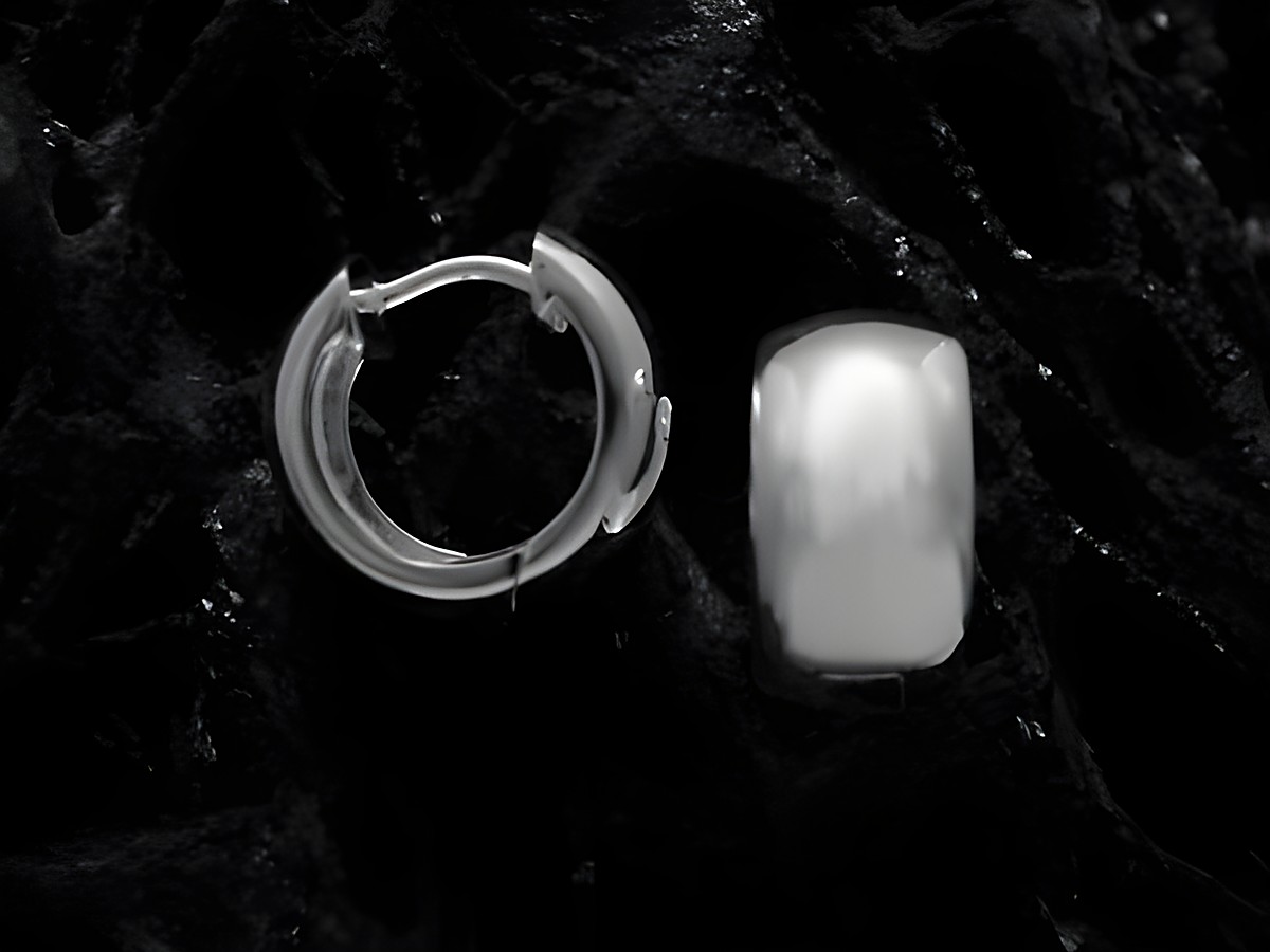 Creolen 1,4 cm aus Sterling Silber, auffällig und poliert, Hersteller Juwelier Harnisch, bis 15 mm, elegant schimmernd auf dunklem Untergrund.