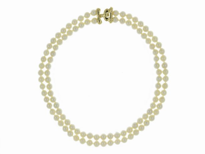 Doppelreihige Perlenkette aus Akoya-Zuchtperlen in Weiß-Rose mit einem Durchmesser von 7,5-8 mm, Länge 43 cm, mit einem Verschluss aus Gold 585, Hersteller Juwelier Harnisch, klassisch.