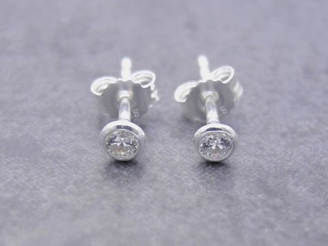Ohrringe Kreis aus Sterling Silber mit filigranem Design und weißen Zirkonia von Juwelier Harnisch. Ansprechendes Schmuckstück für jeden Anlass.
