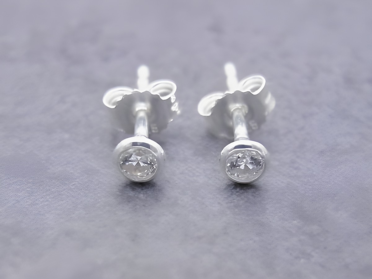 Ohrringe Kreis aus Sterling Silber mit filigranem Design und weißen Zirkonia von Juwelier Harnisch. Ansprechendes Schmuckstück für jeden Anlass.