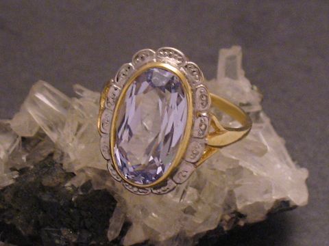 Goldring mit einem großen, ovalen Aquamarin in Synthese, umgeben von einem filigranen Ringkranz, hergestellt von Juwelier Harnisch, Größe 52,5, bis Gr. 54/17,5.