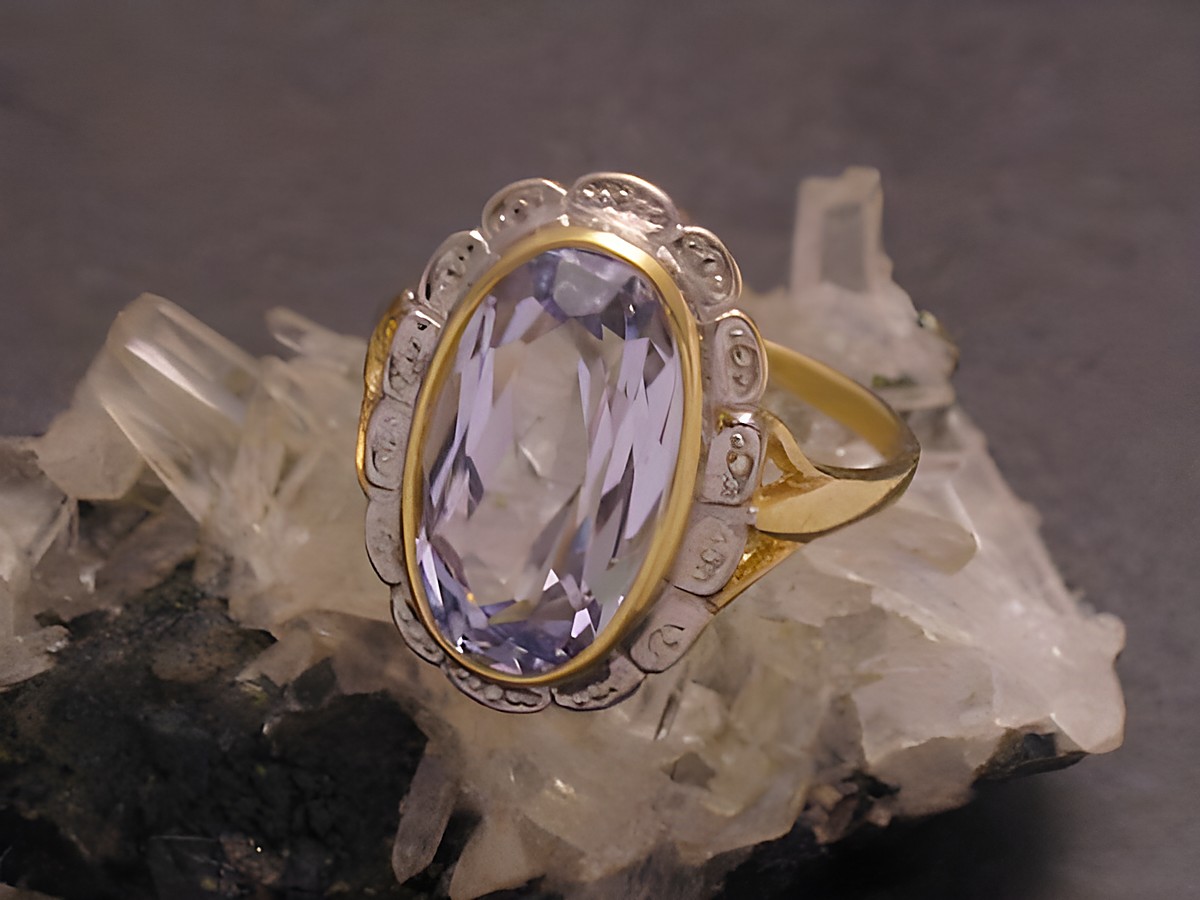 Goldring mit einem großen, ovalen Aquamarin in Synthese, umgeben von einem filigranen Ringkranz, hergestellt von Juwelier Harnisch, Größe 52,5, bis Gr. 54/17,5.