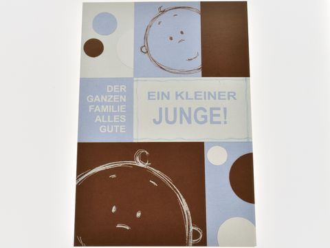Glückwunschkarte zur Geburt eines Jungen in Blau und Braun mit lächelndem Babygesicht und kreisförmigen Mustern, Hersteller Juwelier Harnisch, ideal für Familie und Freunde.
