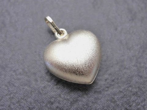 Herzförmiger Anhänger aus Gold, plastisch gestaltet und verführerisch, Hersteller Juwelier Harnisch, ideal für besondere Anlässe oder als Geschenk.