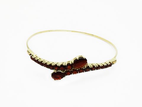 Granat Armreifen 17,5 cm charmant Gold mit dekorativen Granatsteinen, Hersteller Juwelier Harnisch, eleganter Gold Armreifen ideal für besondere Anlässe.