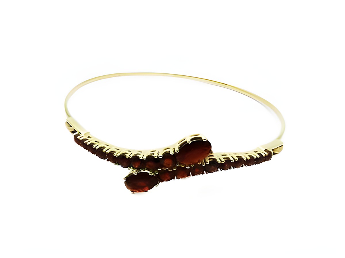 Granat Armreifen 17,5 cm charmant Gold mit dekorativen Granatsteinen, Hersteller Juwelier Harnisch, eleganter Gold Armreifen ideal für besondere Anlässe.