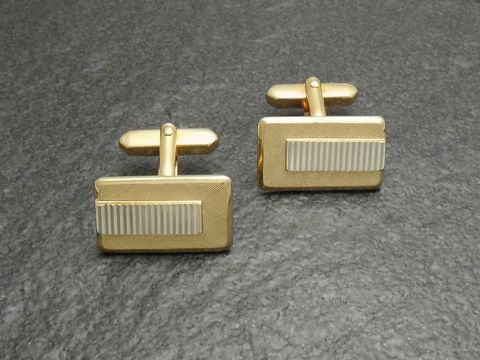 Manschettenknöpfe vergoldet - seltenes Muster - NEU, Hersteller: Juwelier Harnisch, goldfarben, mit eleganter Rillenstruktur für einen stilvollen Akzent an jedem Hemd.